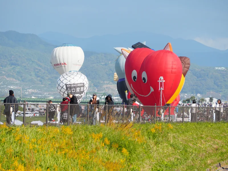 赤いリンゴの形をしたバルーンと会場の風景